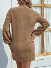 Pulloverkleid mit V-Ausschnitt und überschnittenen Schultern und Knopfleiste